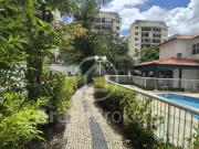 More em um apartamento de 03 quartos, em um condomínio...