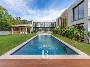 MOUGINS – MAGNIFIQUE PROPRIÉTÉ CONTEMPORAINE NEUVE –...