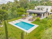 MOUGINS SUPERBE VILLA MODERNE DOMAINE FERME