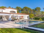 MOUGINS – VILLA 4 CHAMBRES – DOMAINE FERMÉ