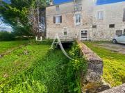 Moulin avec dépendances, accès privé à la rivière. Idéal...