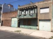 Mozart 1800. Galpon con vivienda