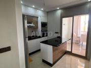 مسنانة مع الشارع الرئيسي