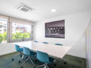 Mude se para um espaço de escritório aberto pronto a...