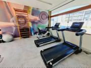 Muro alto flat maravilhoso frente piscina