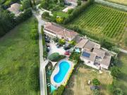 Murs et fond d'un hôtel de 15 chambres à Saumane de...