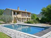 Murs: maison en pierres avec piscine dans la campagne...