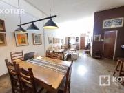 Muy linda casa con 4 dormitorios, jardin con pileta y garage