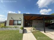 Muy linda casa moderna en Santa Lucia!
