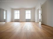 nahe Oper: Altbauwohnung mit Blick zum Burggarten befristet