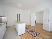 Erstbezug: wunderschöne Altbauwohnung mit Klopfbalkon I... Erstbezug: wunderschöne Altbauwohnung mit Klopfbalkon I...
