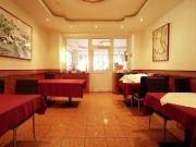 NAHE U1: Großes Wohnhaus mit Restaurant kein Betrieb im EG