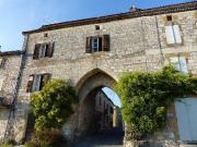 Natuurstenen woning, gelegen aan de zuidkant aan een van...