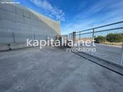 Nave industrial con solar al lado de la A7