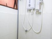 Near mrt queen bed room included utilities at the palm...