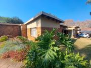 NEAT AS A PIN 3 BEDROOM HOUSE WITH POOL IN MOUNTAIN VIEW!