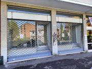 negozio con 2 vetrine