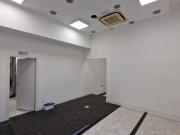 Negozio con 2 vetrine su strada in affitto