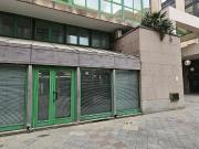 Negozio da ristrutturare in centro direzionale isola...