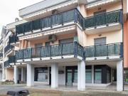 Locale commerciale in vendita a Caronno Pertusella