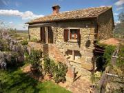 Nei pressi della storica città di Cortona, immerso nel...