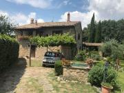 Nel cuore verde dell'Umbria questo antico casale...