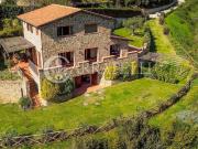 Nella campagna di Scansano, splendida villa in pietra di...