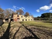 Nell'aperta campagna cortonese, in Località Fratta,...