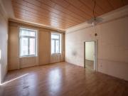 NEU+ 2 Zimmer Altbau Wohnung sanierungsbedürftig, in...