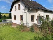 Neu renovierte OG Wohnung in ruhiger Lage zu vermieten