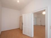 NEU+ Renovierungsbedürftige 3 Zimmer Altbau Wohnung in...