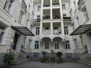 Neu sanierte Stilaltbauwohnung mit 2 Balkonen und 5...