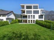 Neue 2.5 Zimmer Wohnung mit grossem Garten und Terrassen