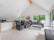 Neuwertig originell hell mit Riesenbalkon