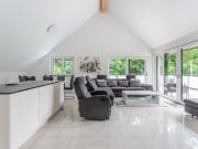 Neuwertig originell hell mit Riesenbalkon | dreamo. Ch