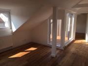 Neuwertige 3 Zimmer DG Wohnung mit Loggia und KFZ...