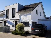 Neuwertige DHH BJ 2021. Modern, energieeffizient &...