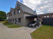 Neuwertige Doppelhaushälfte mit Einbauküche und Carport...
