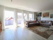 Neuwertige Etagenwohnung mit Balkon, 2 Carport...