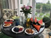 Neuwertige möblierte Wohnung mit zwei Zimmern und Balkon...