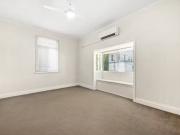 Deal! 1/13 Paris Street, West End Apartment for rent...