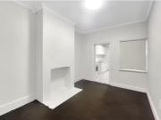 Unique 2/2 4 Bull Street, Cooks Hill Apartment for rent...