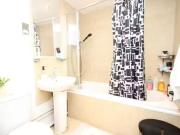 Charming 2 bedroom flat for rent in Maple Court,...