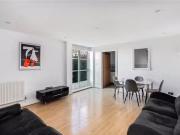 Cozy Flat to rent in Barrier Point Road, Beckton, London E16