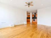 Cozy Flat to rent in Stoke Newington High Street, Stoke...