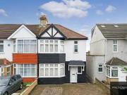 New North Road, Hainault, 3 Bedroom End