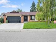 Stunning Legalized 2 bed + Den Basement Suite with...