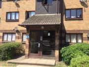 Newly decorated one bedroom flat with garden acces
