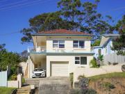 NEWLY RENOVATED FAMILY SIZE UPPER DUPLEX! INCL. GARDEN...