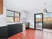 Charming 2/40 Bruce Street, Cooks Hill Apartment for...